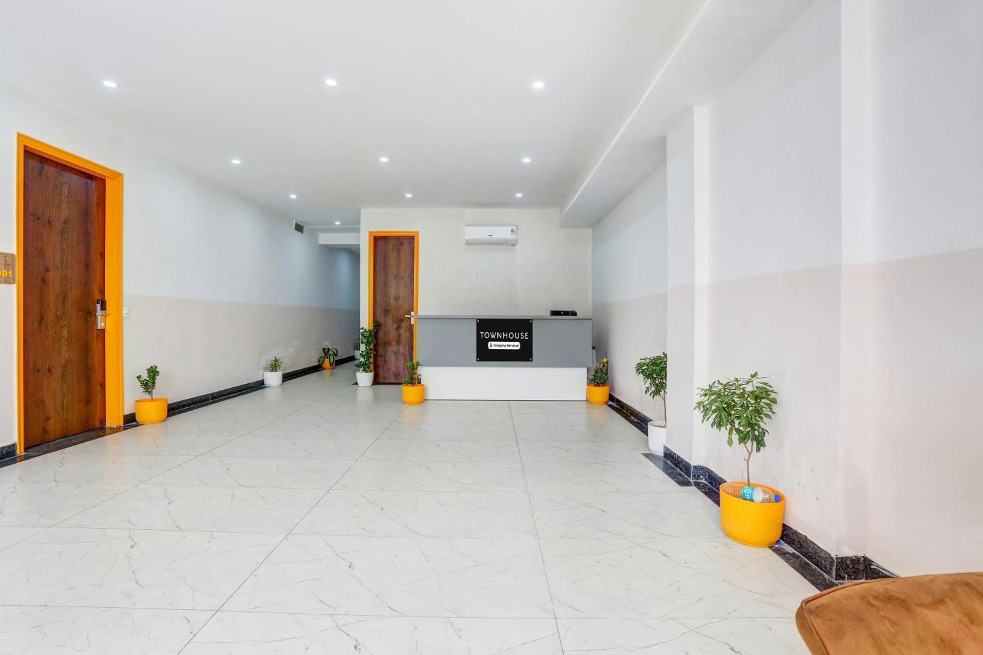 Super Townhouse Sector 69 Gurgaon Otel Dış mekan fotoğraf