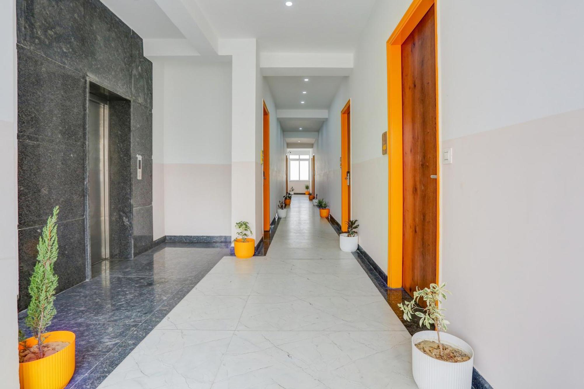 Super Townhouse Sector 69 Gurgaon Otel Dış mekan fotoğraf