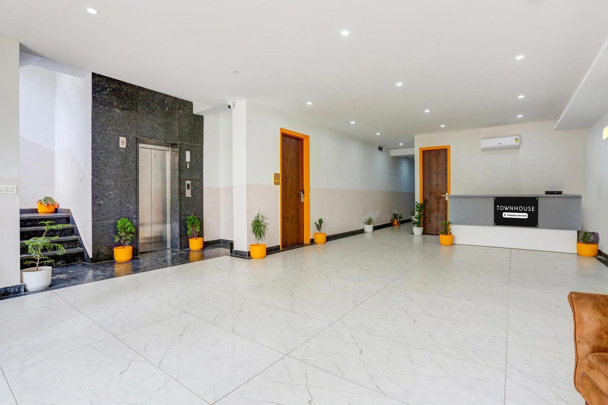 Super Townhouse Sector 69 Gurgaon Otel Dış mekan fotoğraf