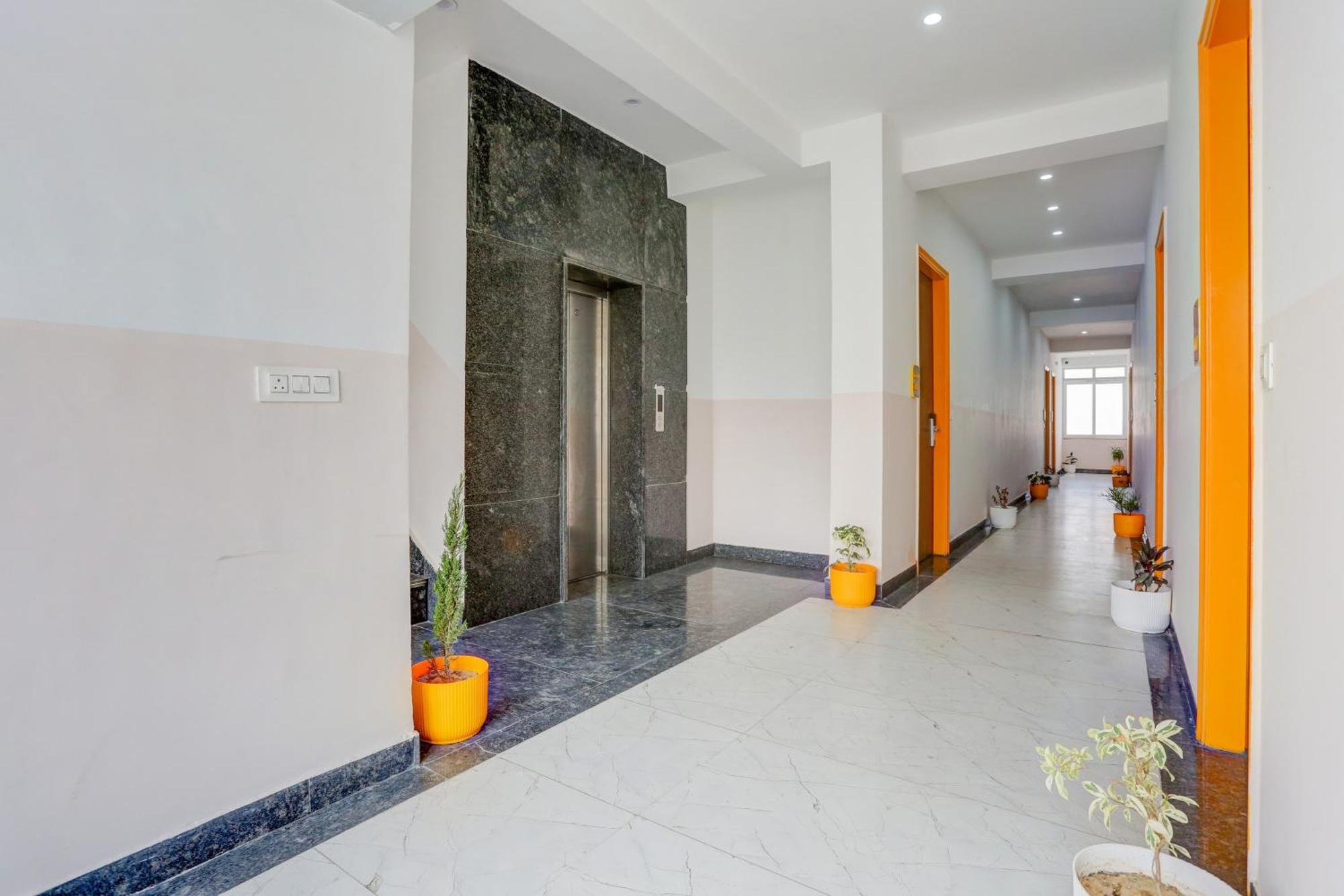 Super Townhouse Sector 69 Gurgaon Otel Dış mekan fotoğraf