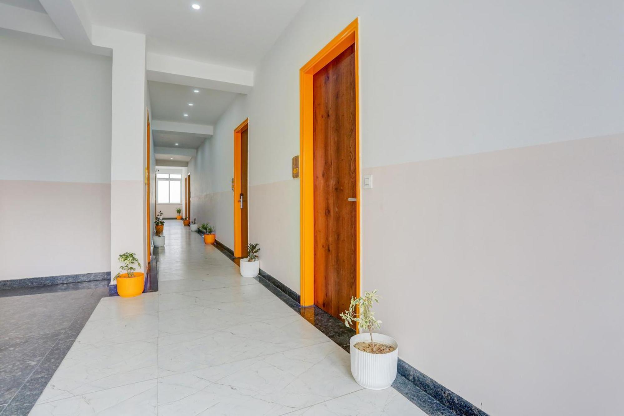 Super Townhouse Sector 69 Gurgaon Otel Dış mekan fotoğraf